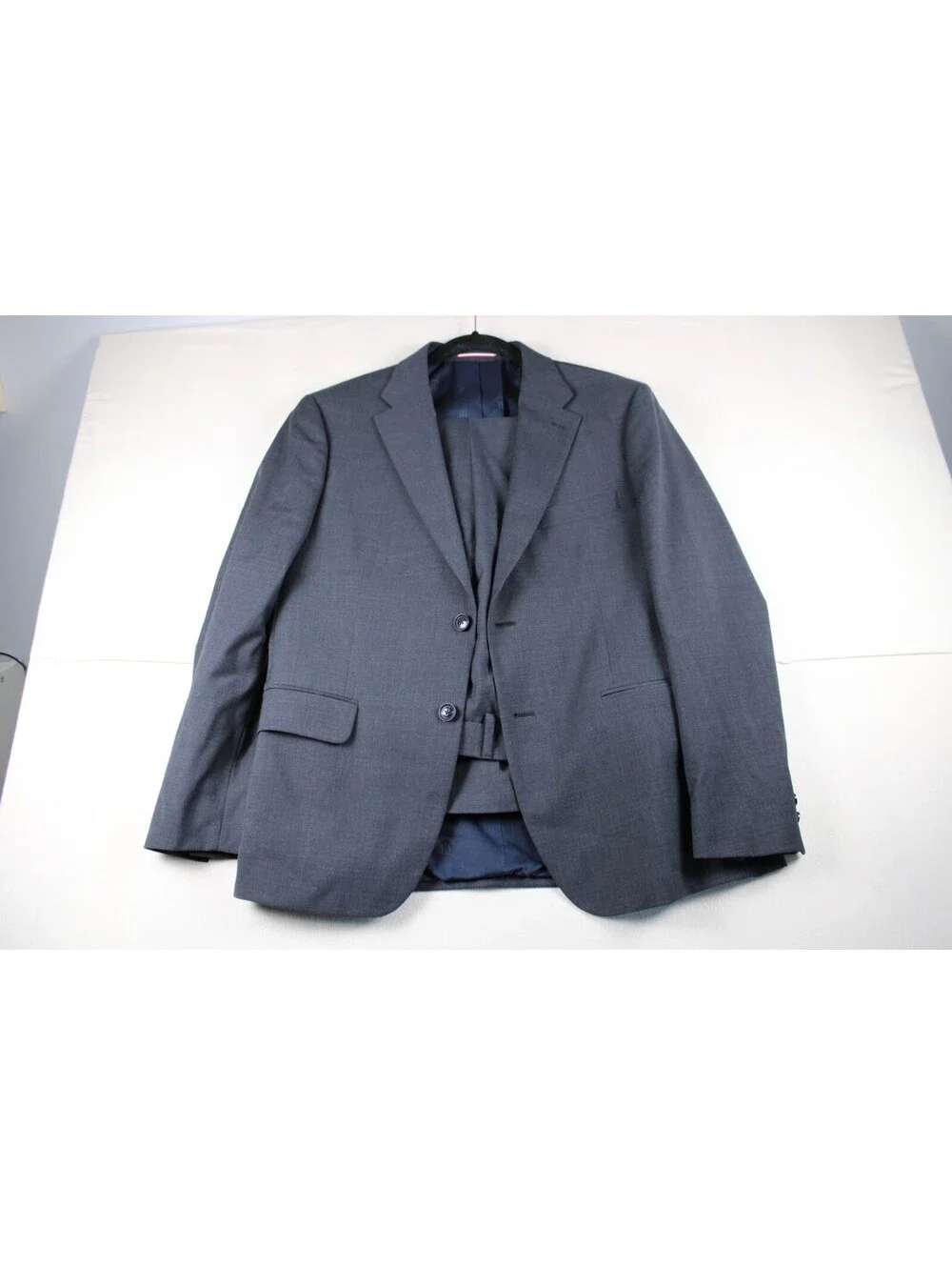 Tommy Hilfiger Men's Gray 2-Piece Suit – Size 36x30 – Excellent Condition